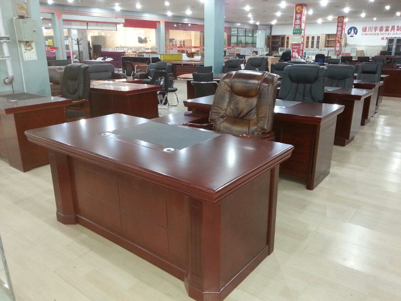 1.8米班台+牛皮班椅