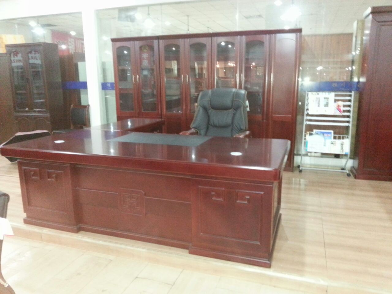 2.4米班台+牛皮班椅